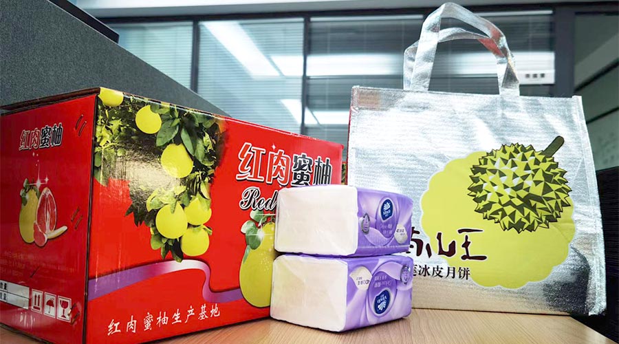 迎中秋 送關懷！金環(huán)電器給員工們派發(fā)中秋禮包